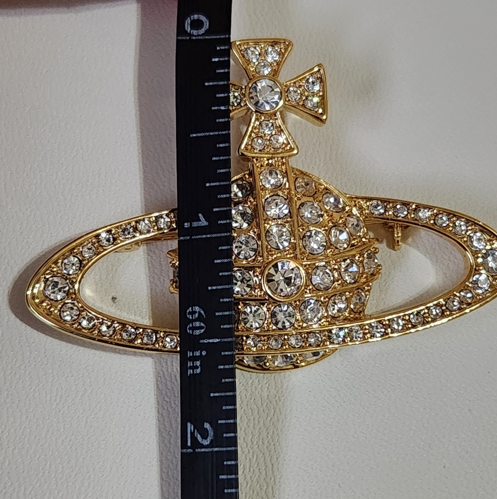 Vivienne Westwood Bas Relief Gold Brooch Brand New - Picture 8 of 10